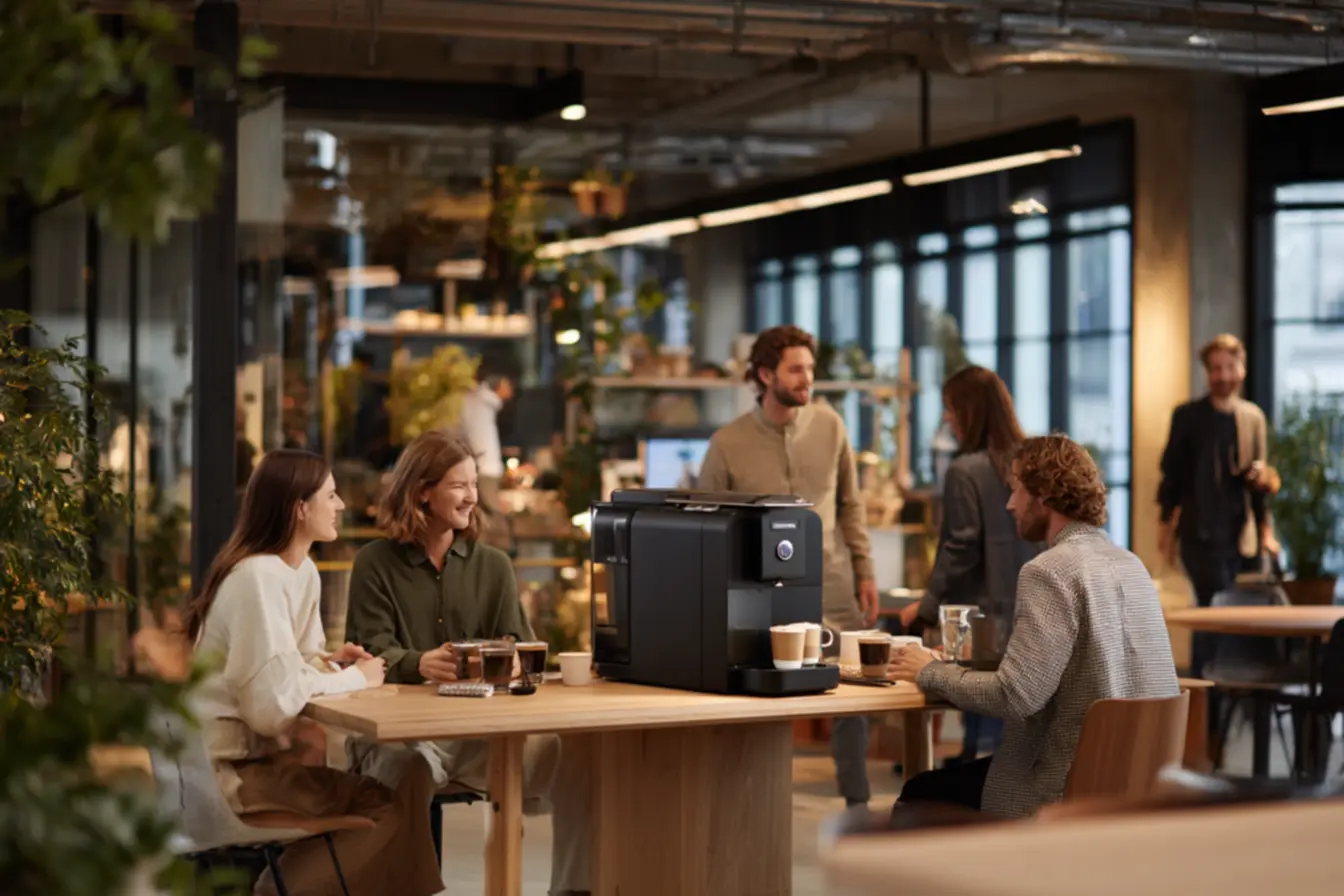 Cafeteiras de cápsula modernas organizadas em copa de escritório produtivo