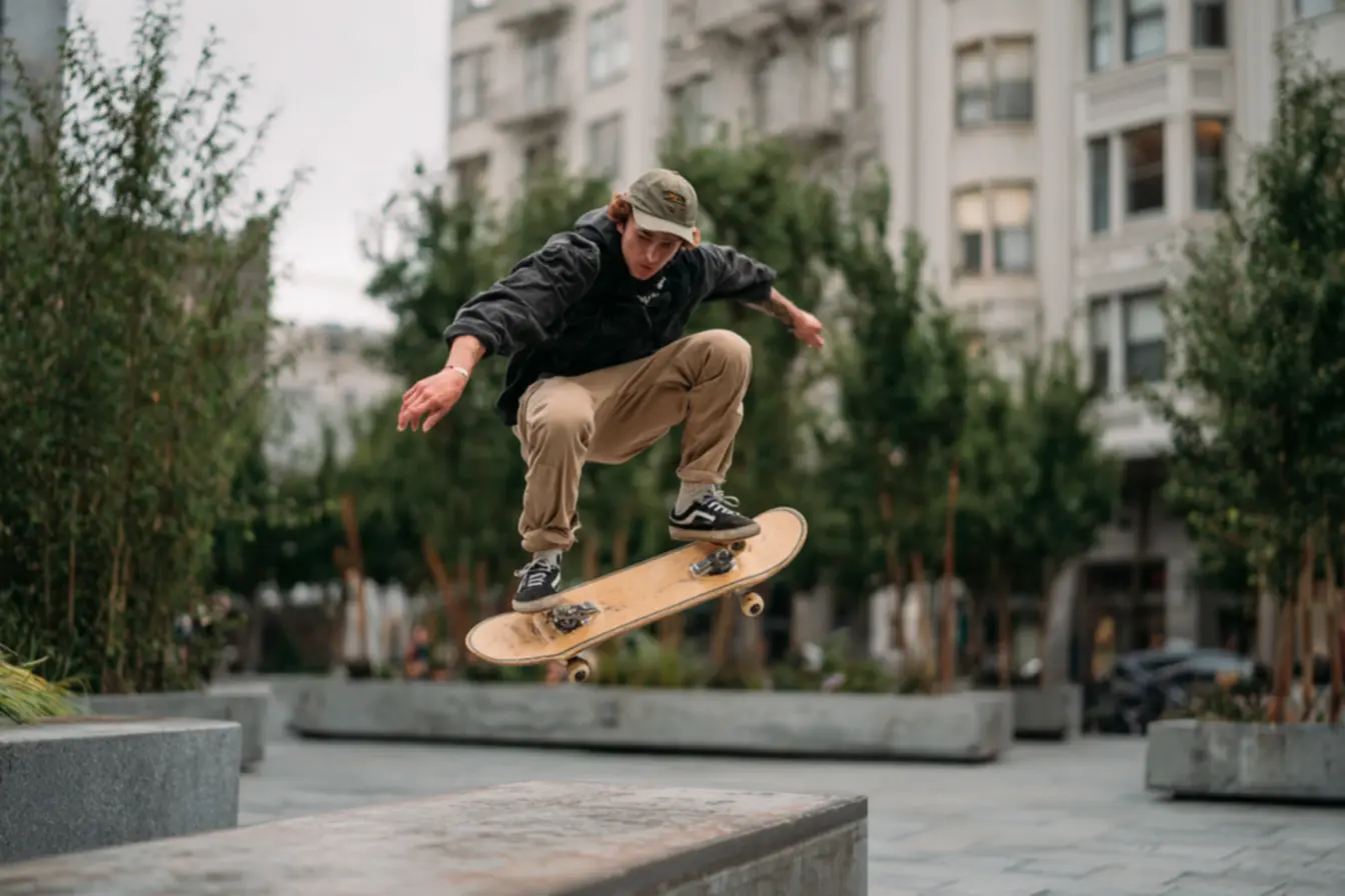 Detalhe das lâminas de madeira maple em um shape profissional de skate