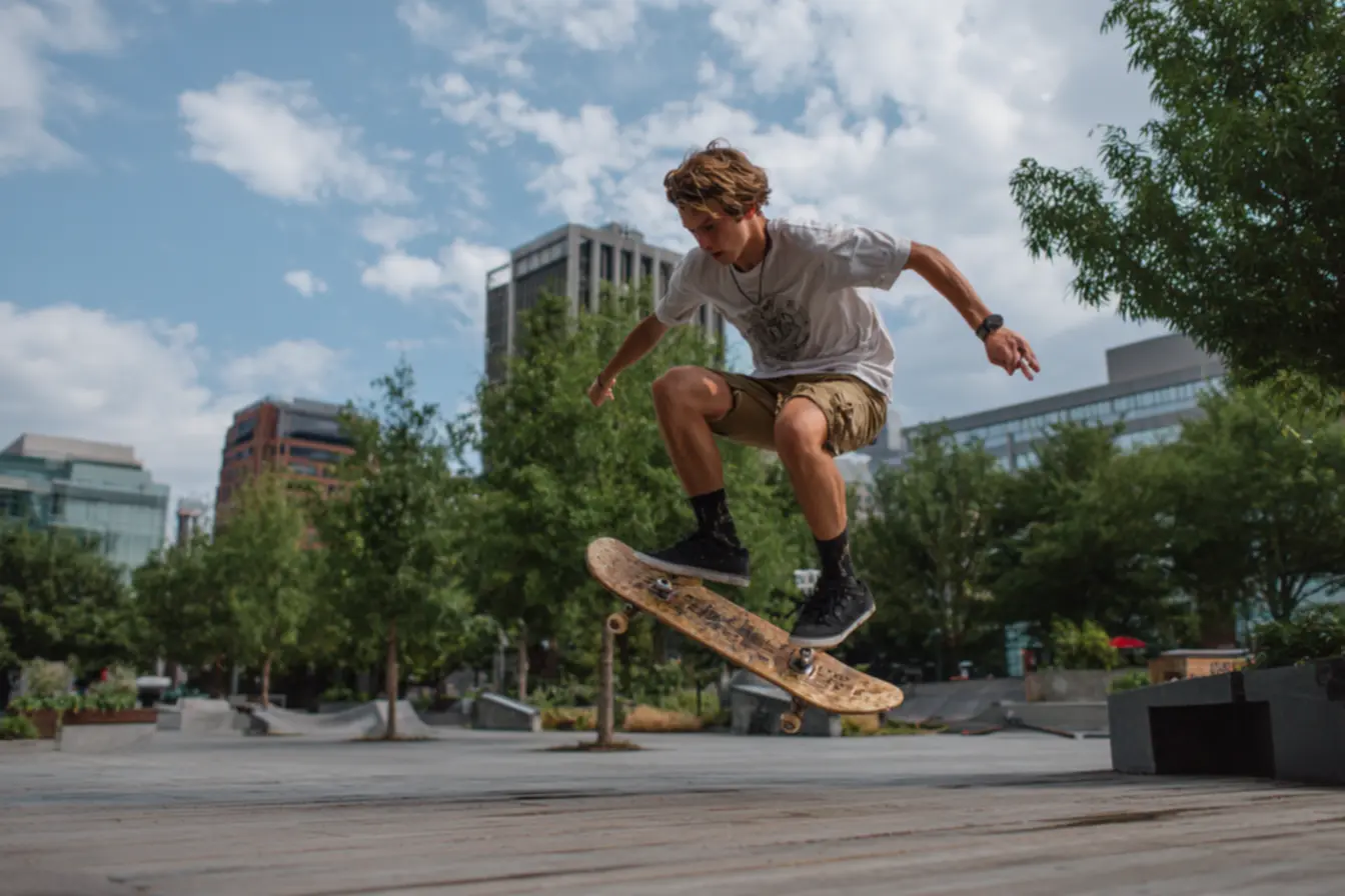 Detalhe da madeira maple em lâminas para shape de skate