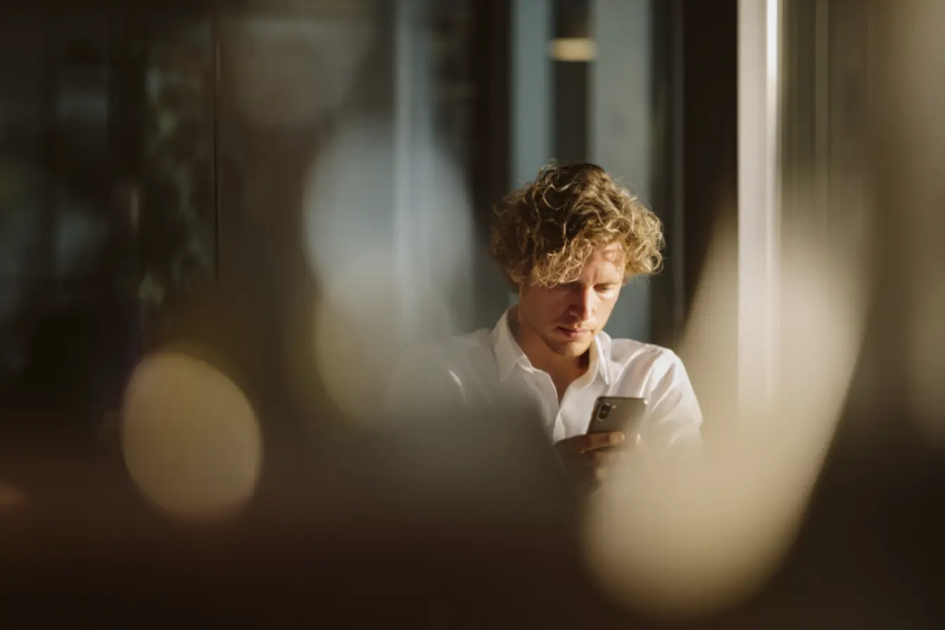 Pessoa controlando impulsos de compra e revisando decisões financeiras para evitar arrependimentos em dias astrológicos desafiadores.