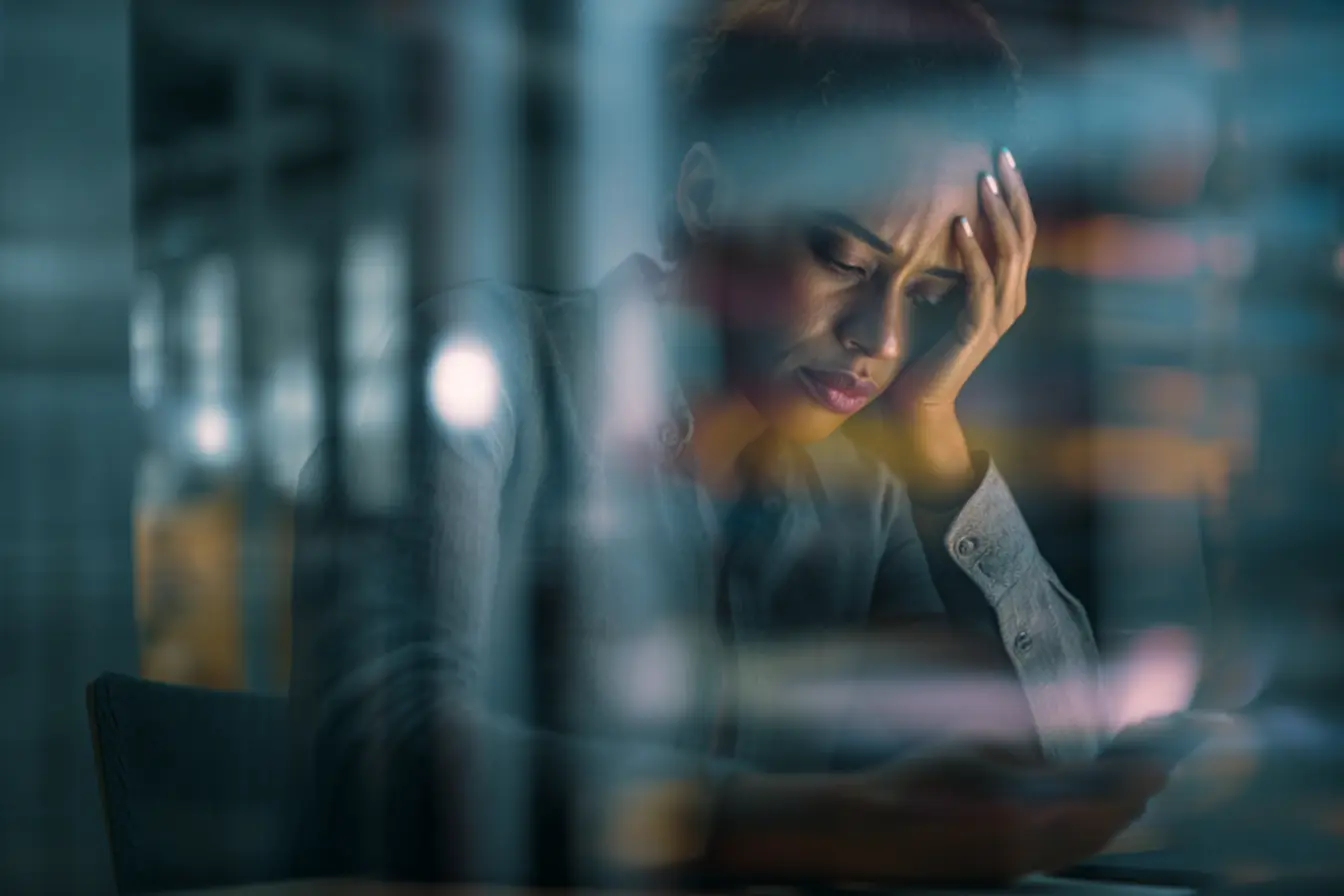 Representação dos elementos do zodíaco (Fogo, Terra, Ar, Água) e seus padrões de comportamento em dias de tensão astrológica, com dicas de autocorreção.