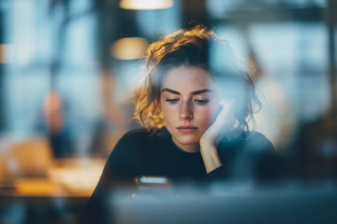 Pessoas gerenciando emoções em dias de tensão astrológica para proteger amor e carreira, evitando erros comuns de comportamento.