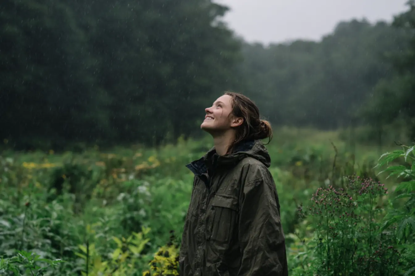 Folhas úmidas e gotículas de água evidenciando a liberação de óleos essenciais pelas plantas