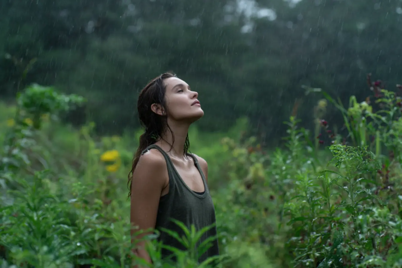 Tempestade com raios ao longe, indicando a formação de ozônio e ar 'carregado'