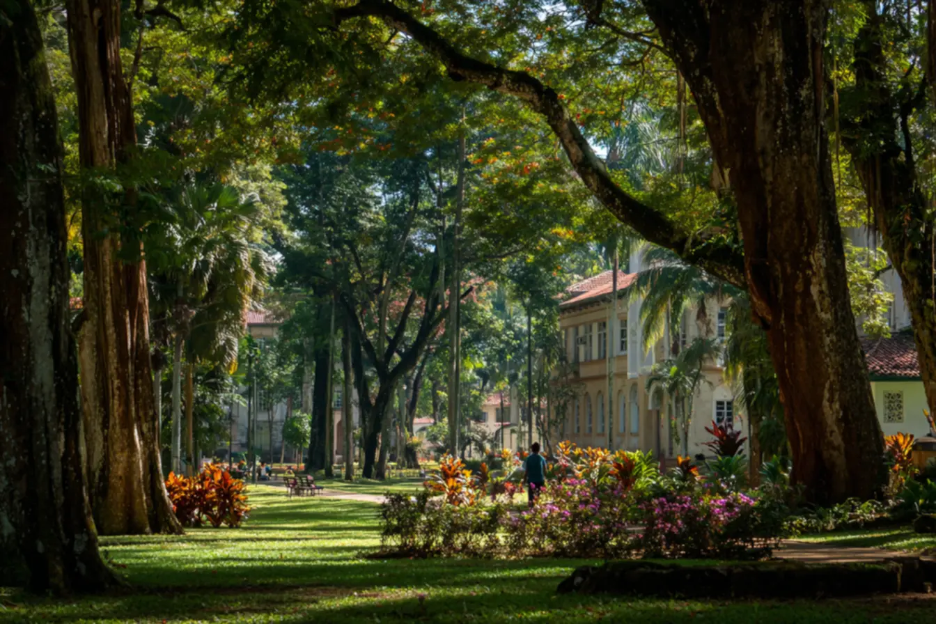 Estudantes caminhando pelo campus arborizado da UFLA, símbolo da universidade pública gratuita e do ambiente acadêmico em Lavras.