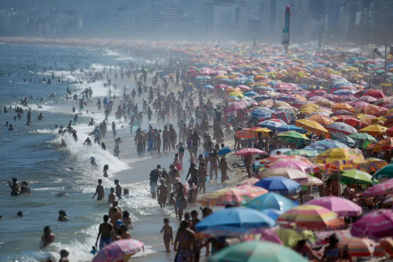 Senhora se abanando em dia de calor intenso