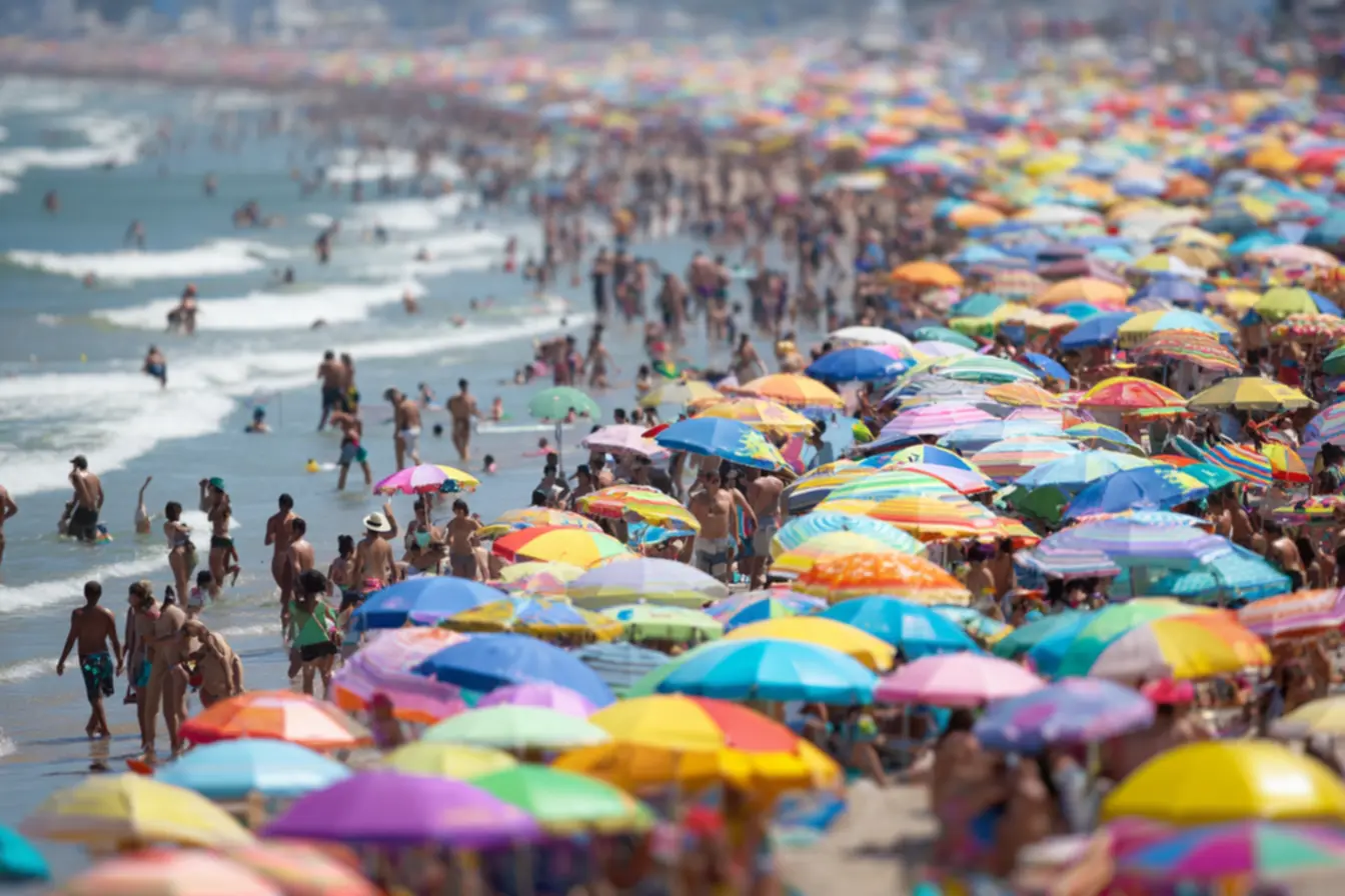 Pessoas se protegendo da chuva durante o Réveillon