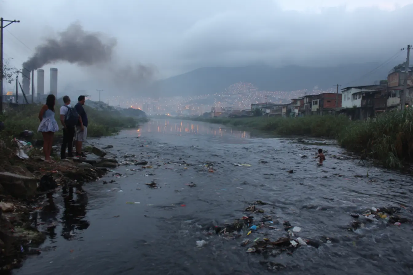 Despejo de esgoto industrial em rios brasileiros