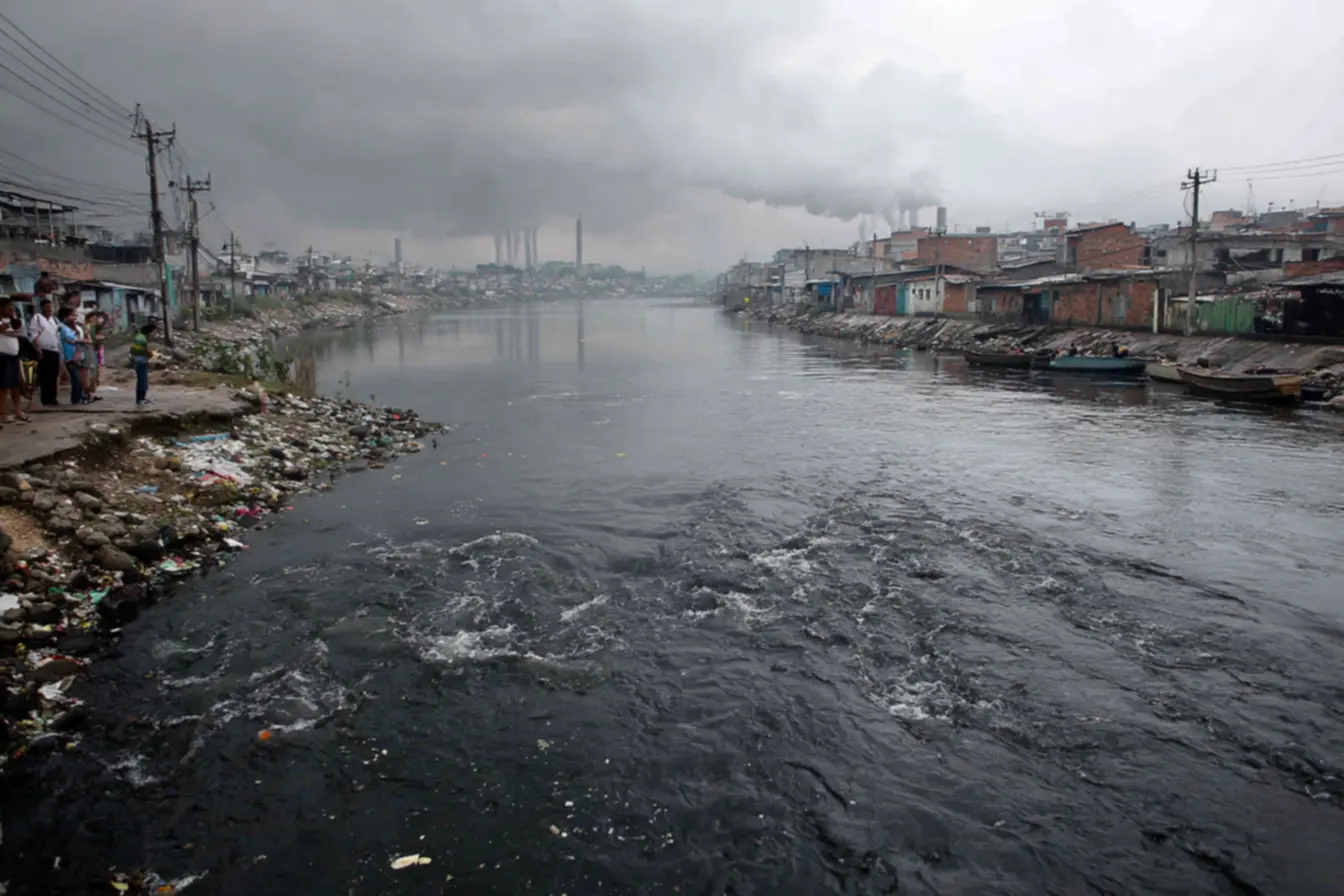 Poluição do Rio Tietê, um dos rios mais afetados do Brasil
