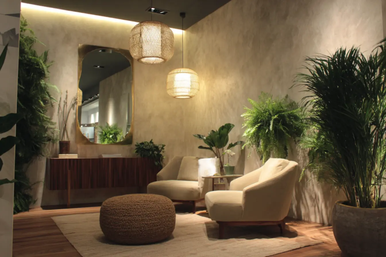 Sala com móveis inteligentes e iluminação ajustável