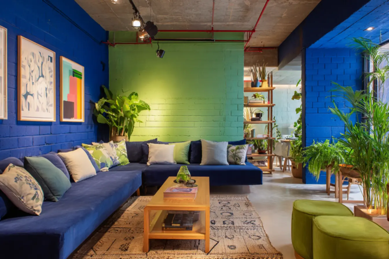 Aplicação de tinta caseira para parede em ambientes internos