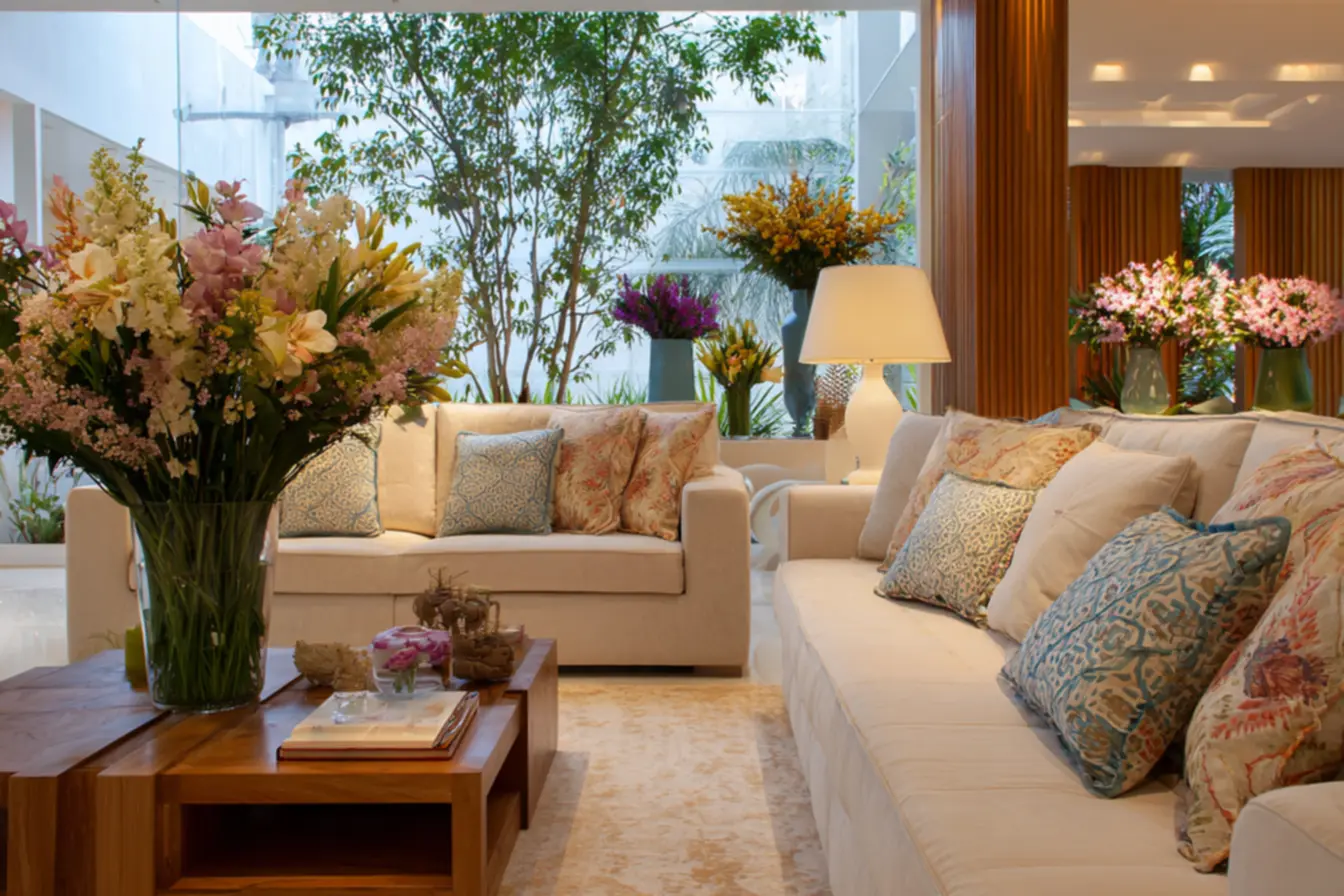 Sala de estar com iluminação estratégica e aconchegante.