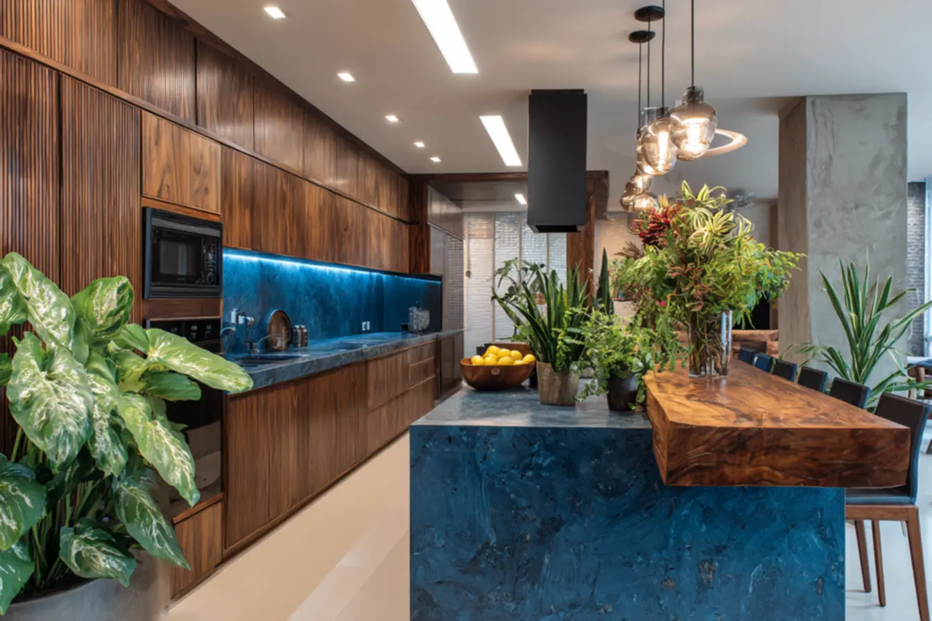 Cozinha moderna com detalhes em madeira e iluminação aconchegante