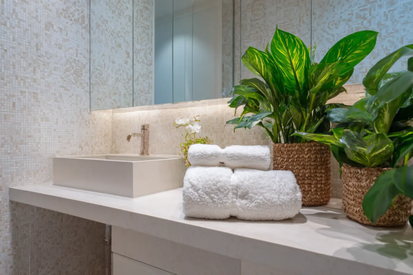 Pessoa aplicando solução caseira em rejunte sujo, bicarbonato e vinagre