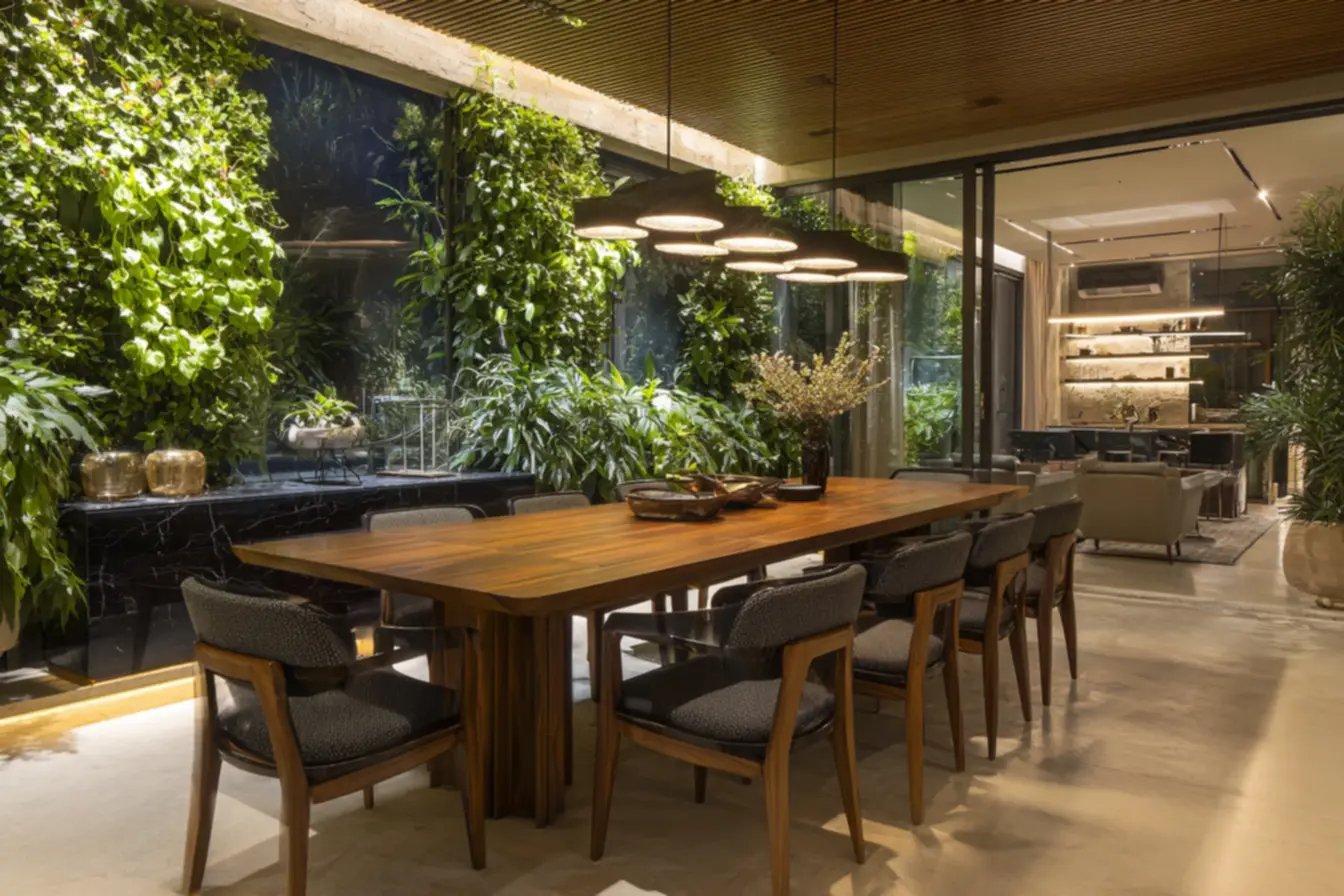 Família feliz aproveitando a nova área gourmet planejada, Adeus área gourmet improvisada