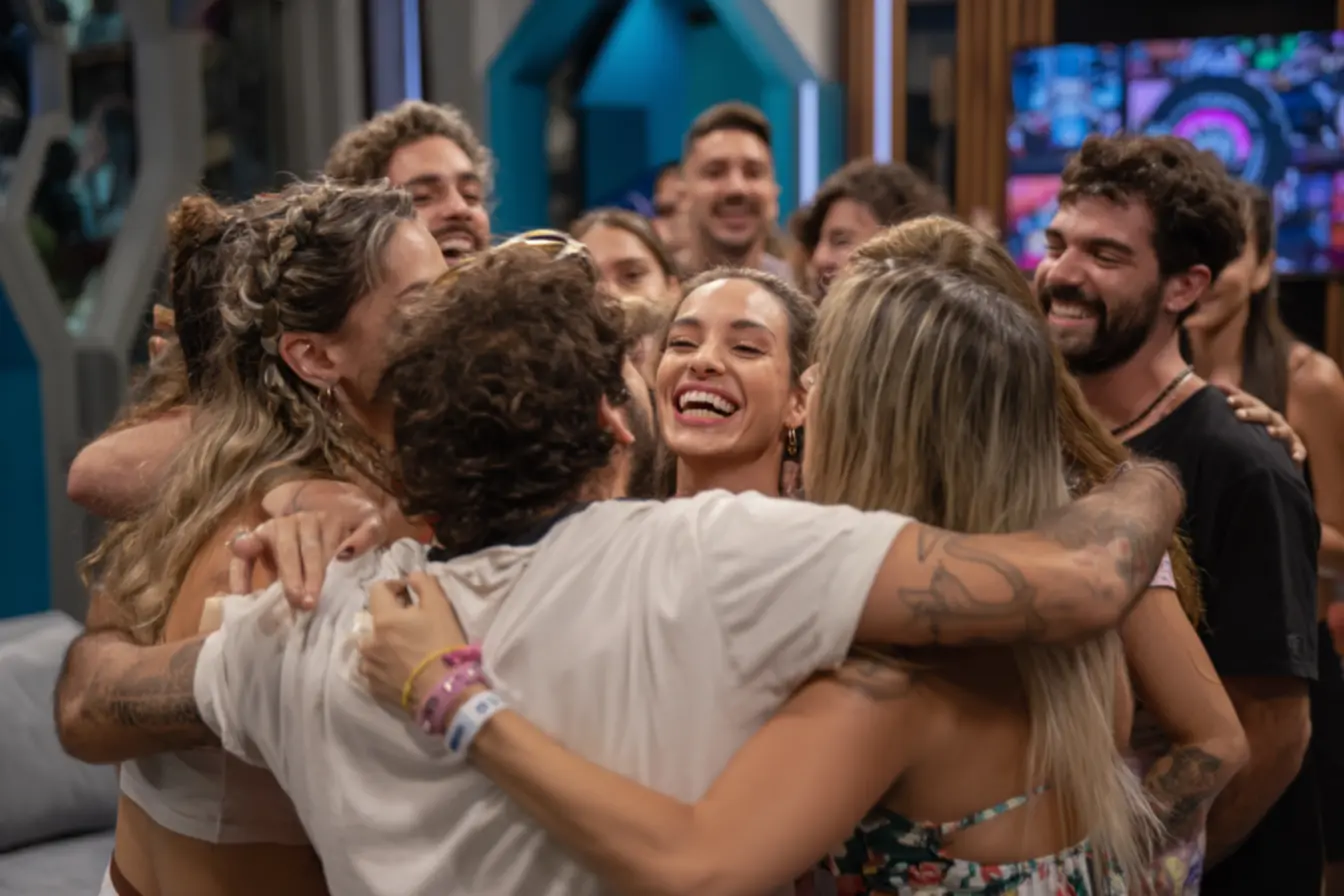 Participantes em um momento de lazer na piscina.