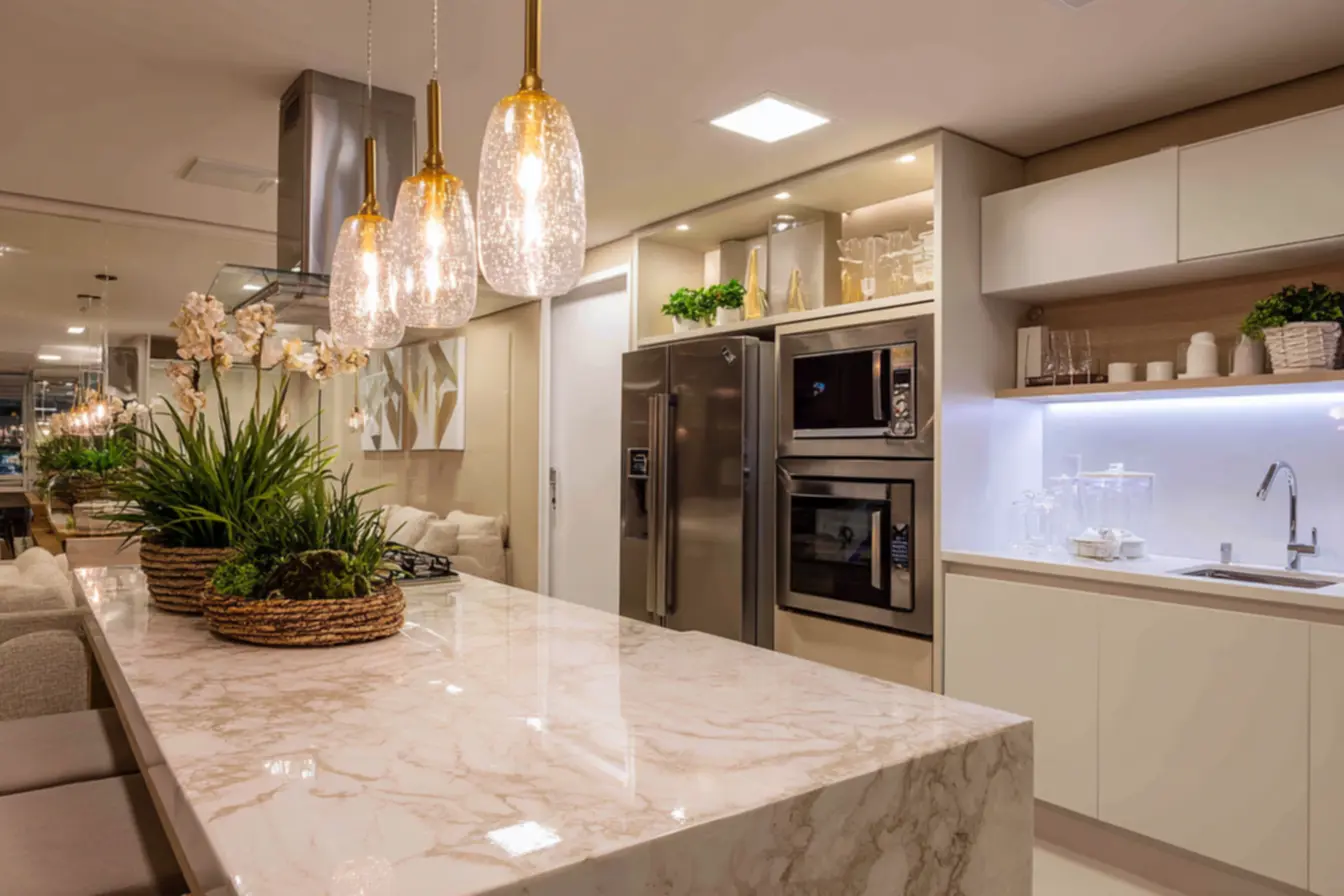 Cozinha moderna com tomadas pop-up em bancada de mármore branco, solução para Chega de cozinha sem tomada.