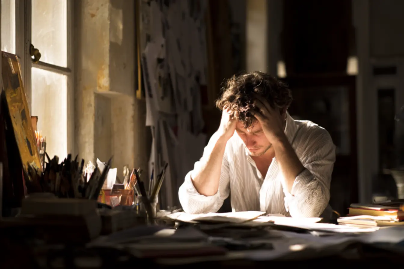 Pessoa trabalhando tranquilamente em um café, com o burburinho de fundo auxiliando a concentração. Ruído branco para concentração.