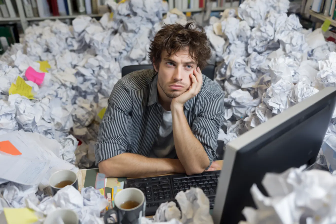 Mãos escrevendo um plano diário com horários e tarefas, simbolizando a transformação de intenção em ação concreta