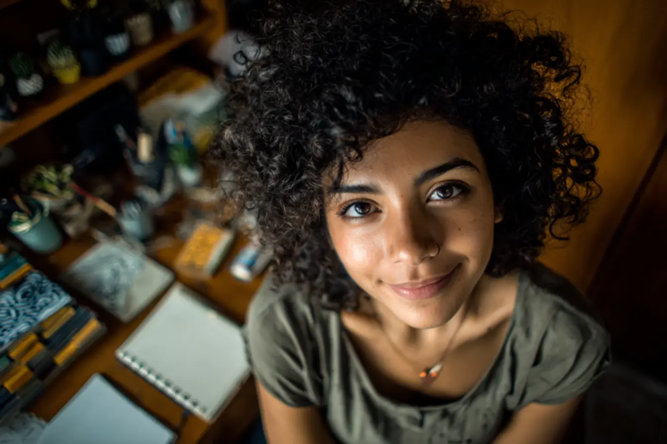 Pessoa ajustando um item em sua mesa de trabalho, representando pequenas ações de redesenho de ambiente.
