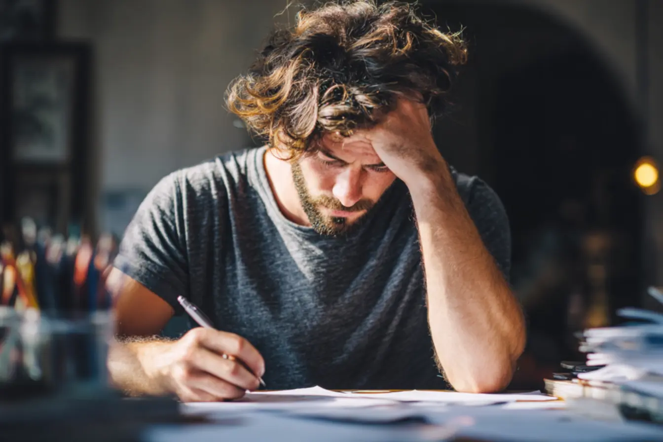 Mãos ativas trabalhando em tarefas, não apenas revisando listas