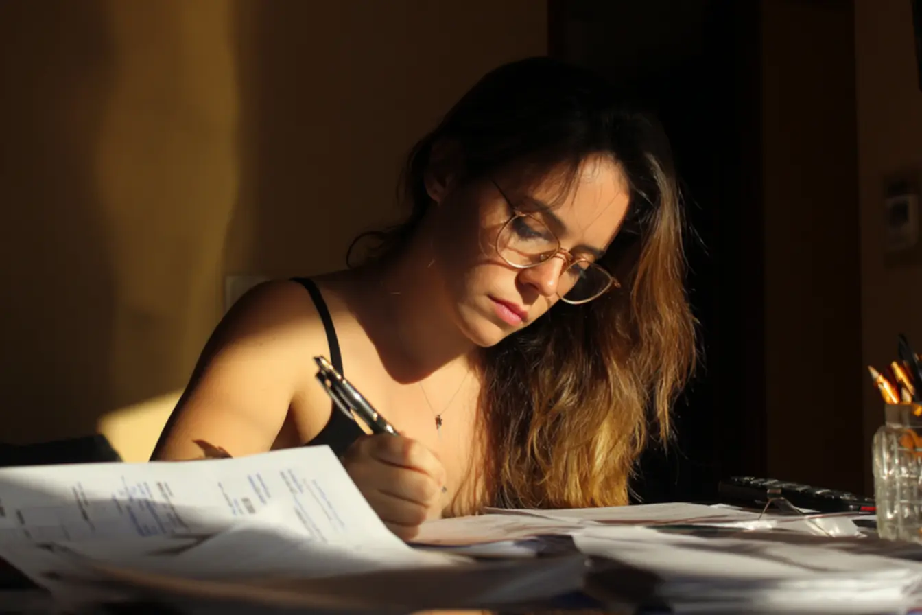 Pessoa planejando estratégias para parar de revisar tarefas várias vezes antes de agir