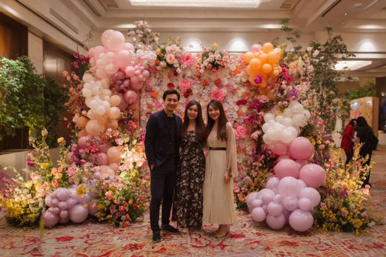 Exemplo de painel temático com arco de balões orgânico em festa infantil simples