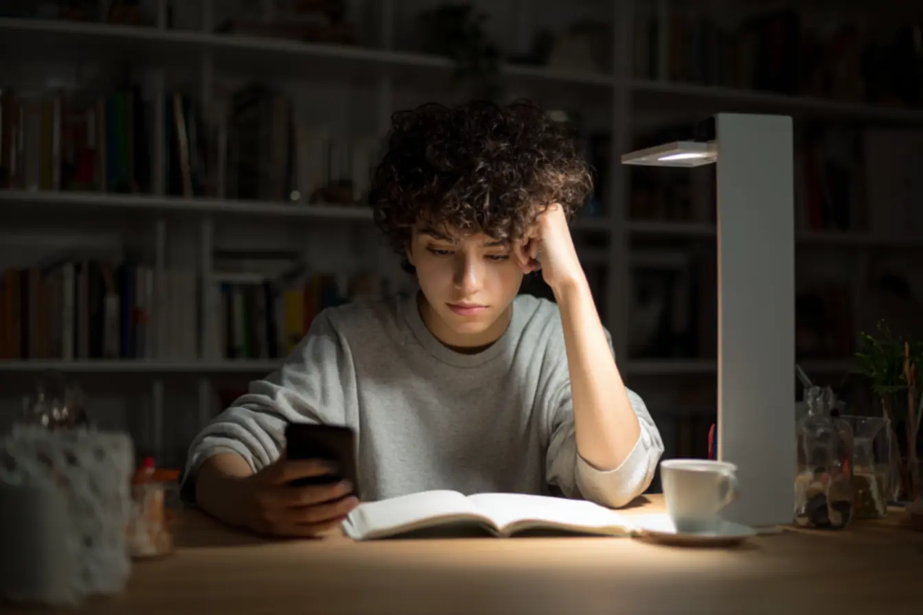 Mulher com mente cheia de pensamentos e notificações na manhã