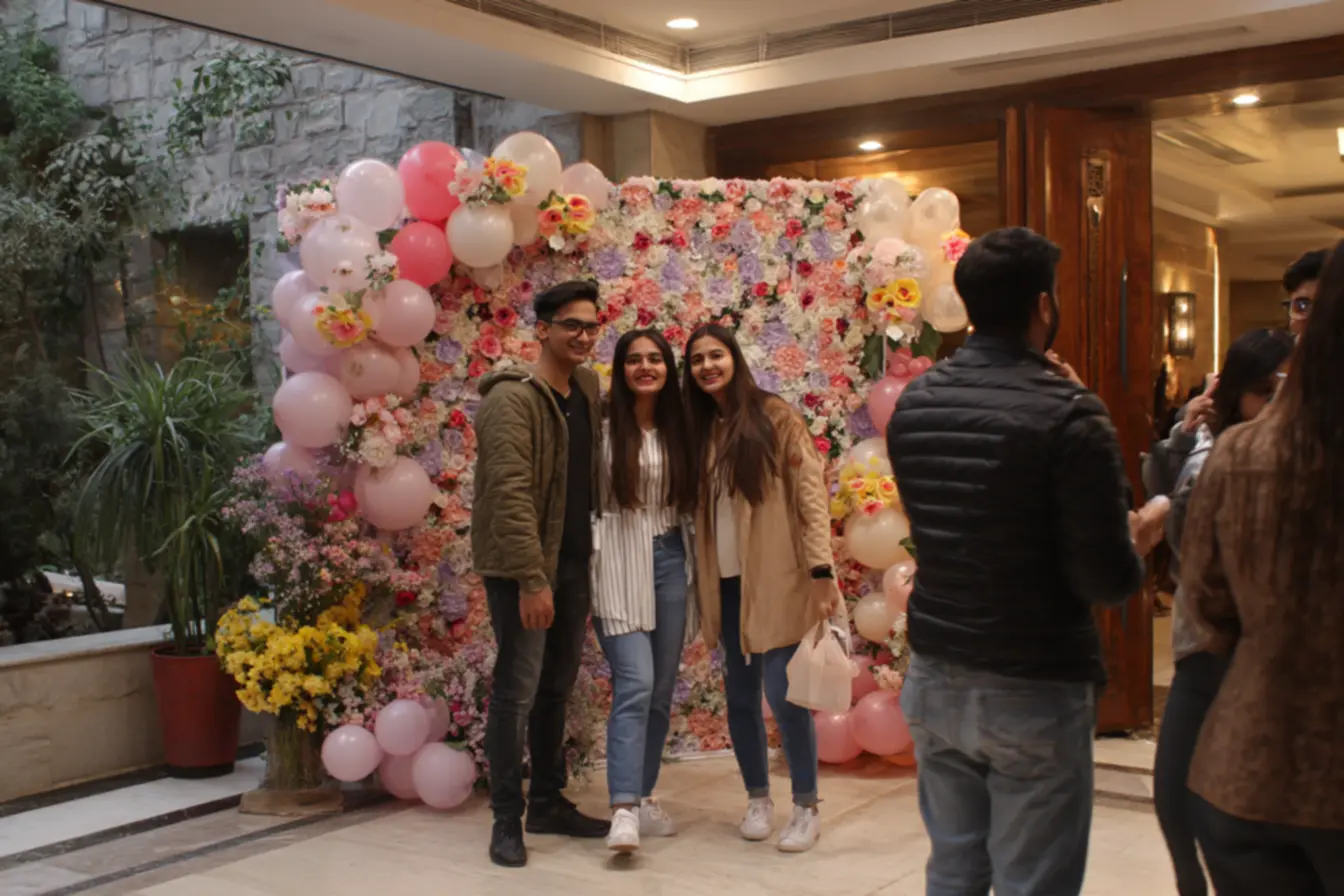 Painel orgânico com balões em degradê para festa de 15 anos moderna