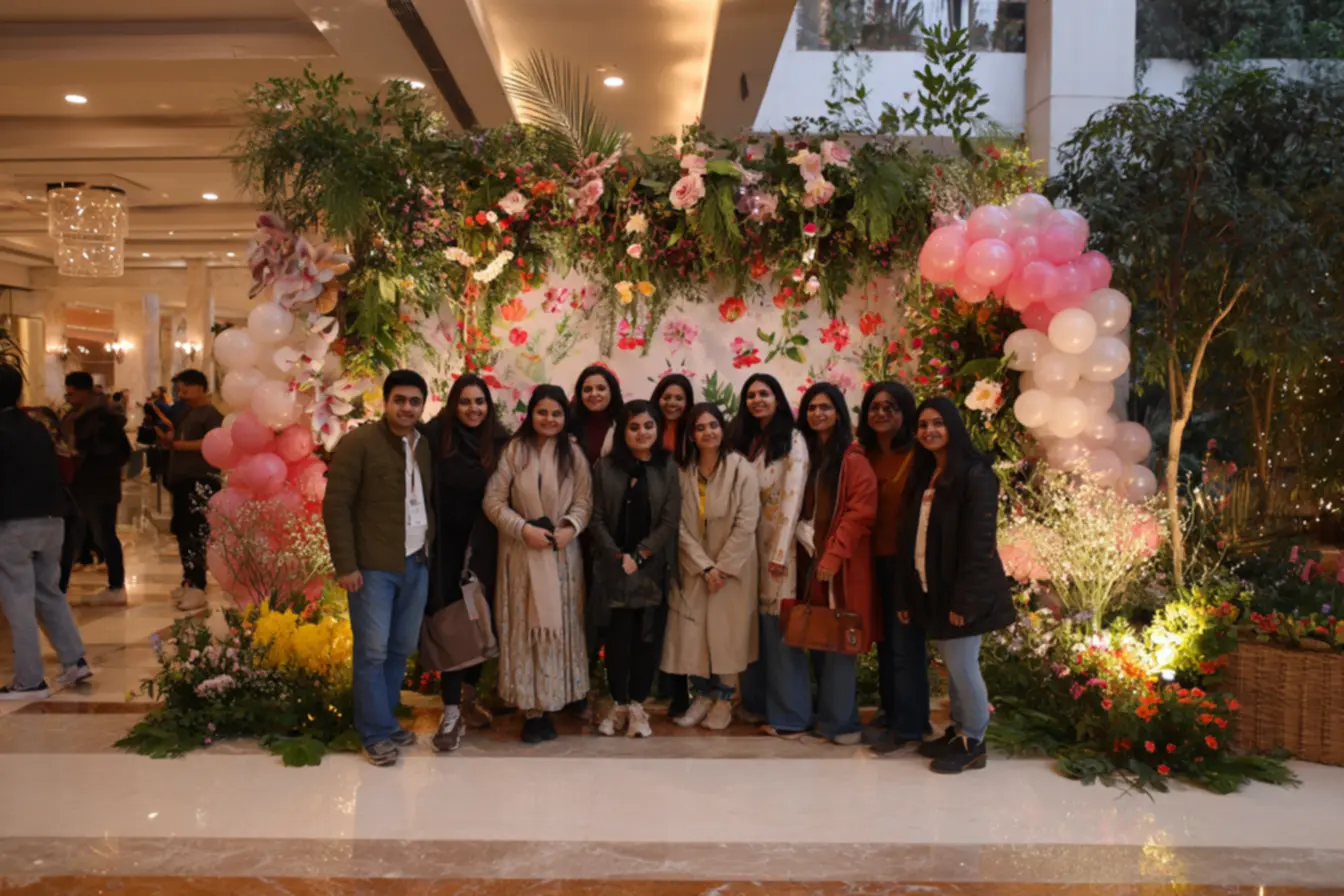 Decoração de aniversário com balões e painel temático para mesa do bolo, ideias modernas e simples