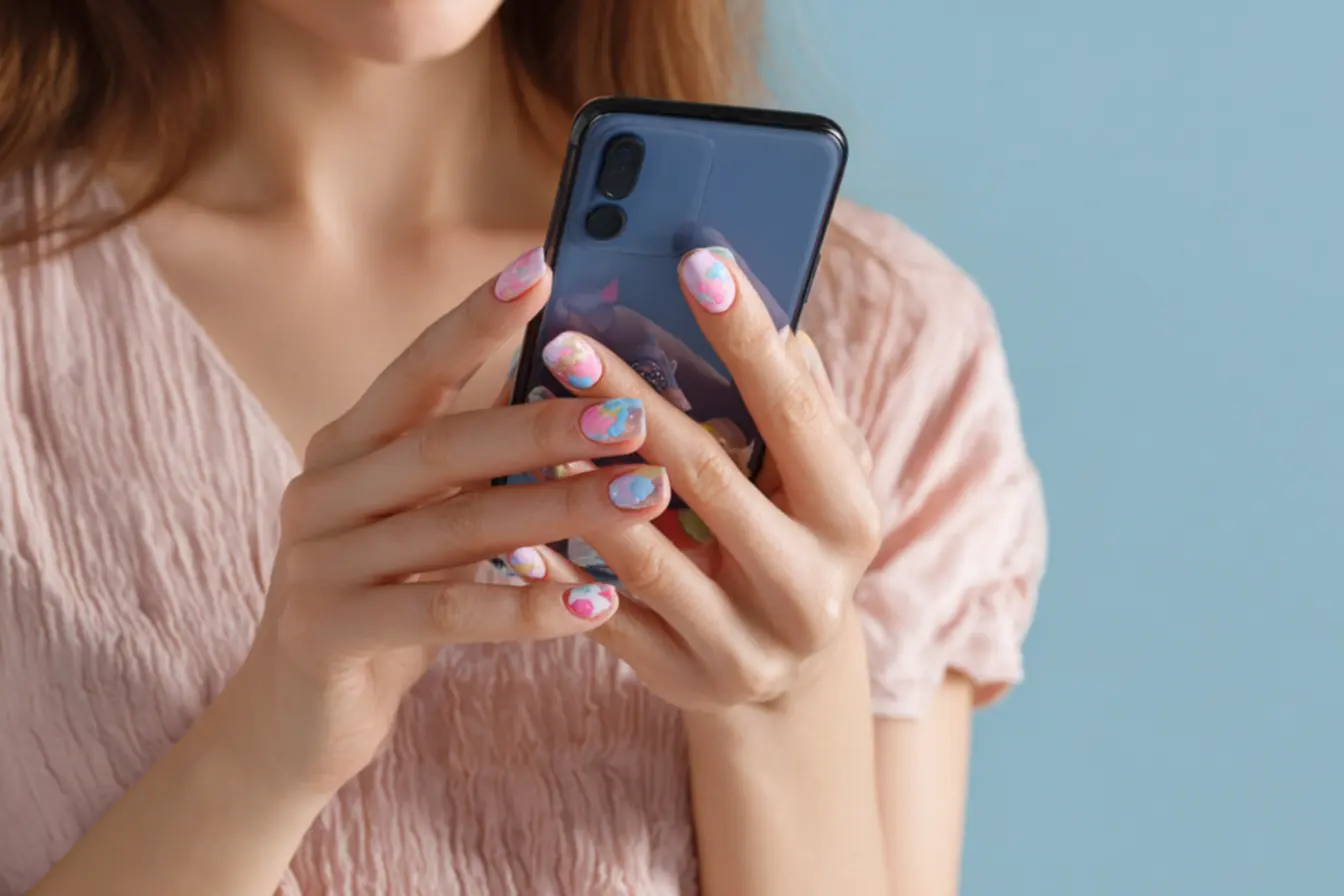 Unhas para chá revelação com mãos divididas em azul e rosa