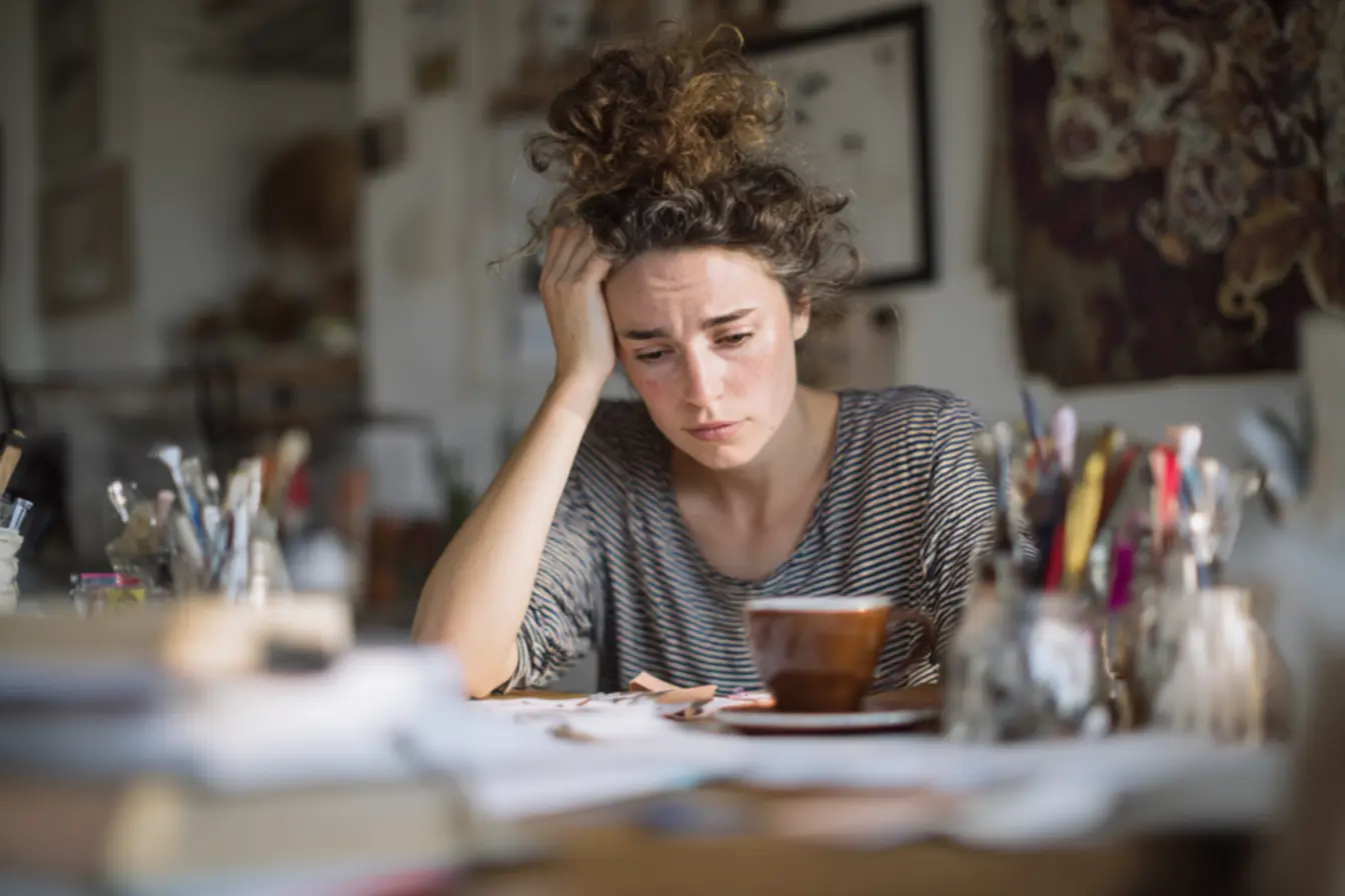 Mulher celebrando pequenas conquistas em uma linha do tempo, simbolizando o avanço consistente