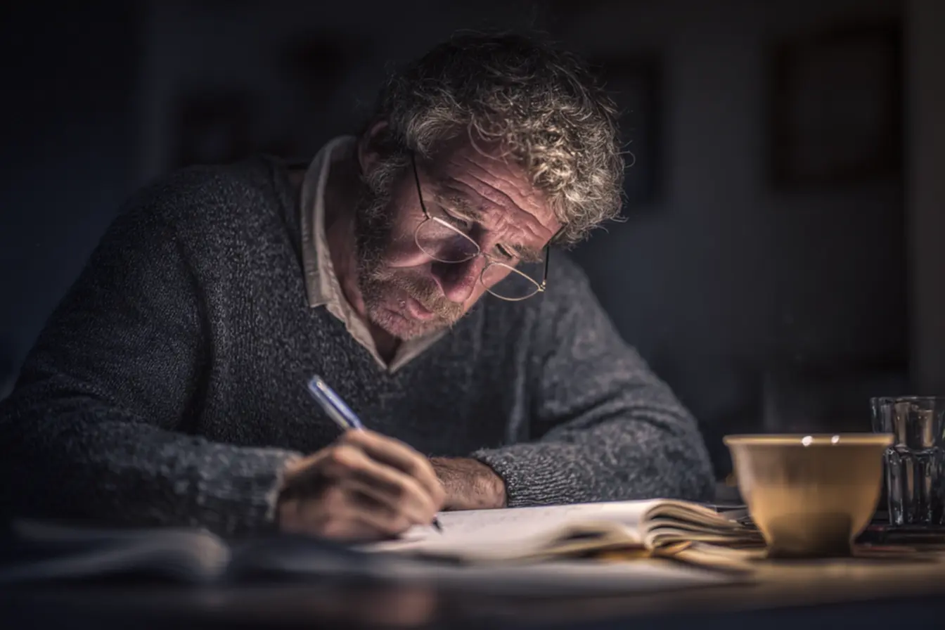 Revisar tarefas à noite: alívio mental e foco no que importa