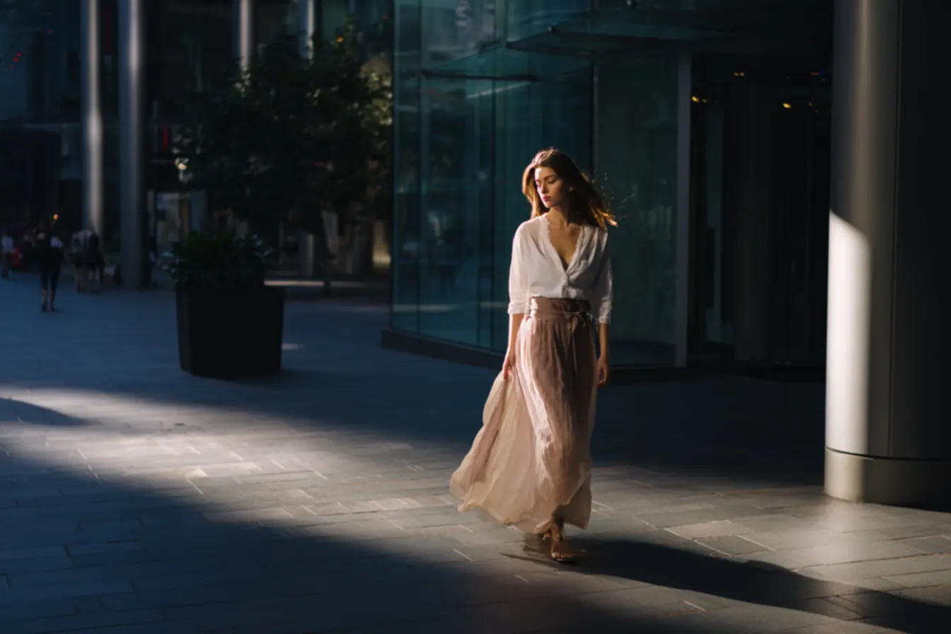 Saia longa transparente tendência das passarelas ao street style feminino