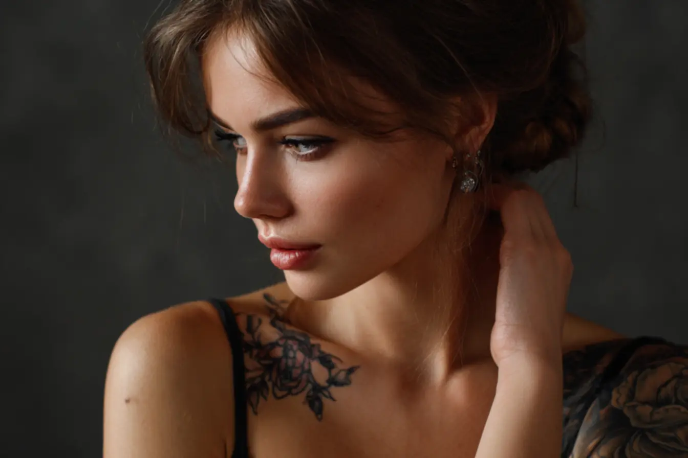 Ideias de tatuagens sensuais em áreas estratégicas do corpo feminino