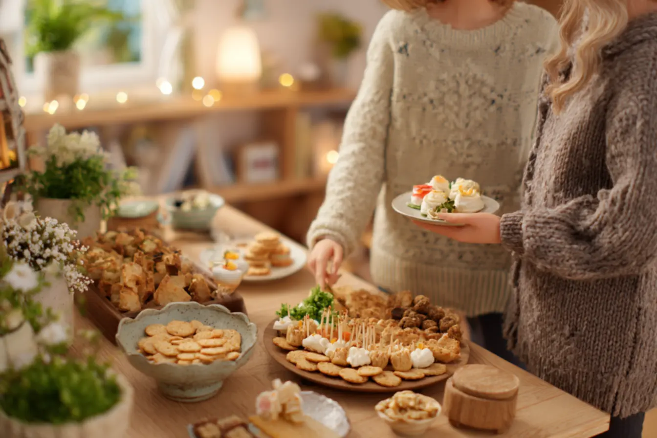 organização de chá de panela com mesa posta simples e decoração minimalista