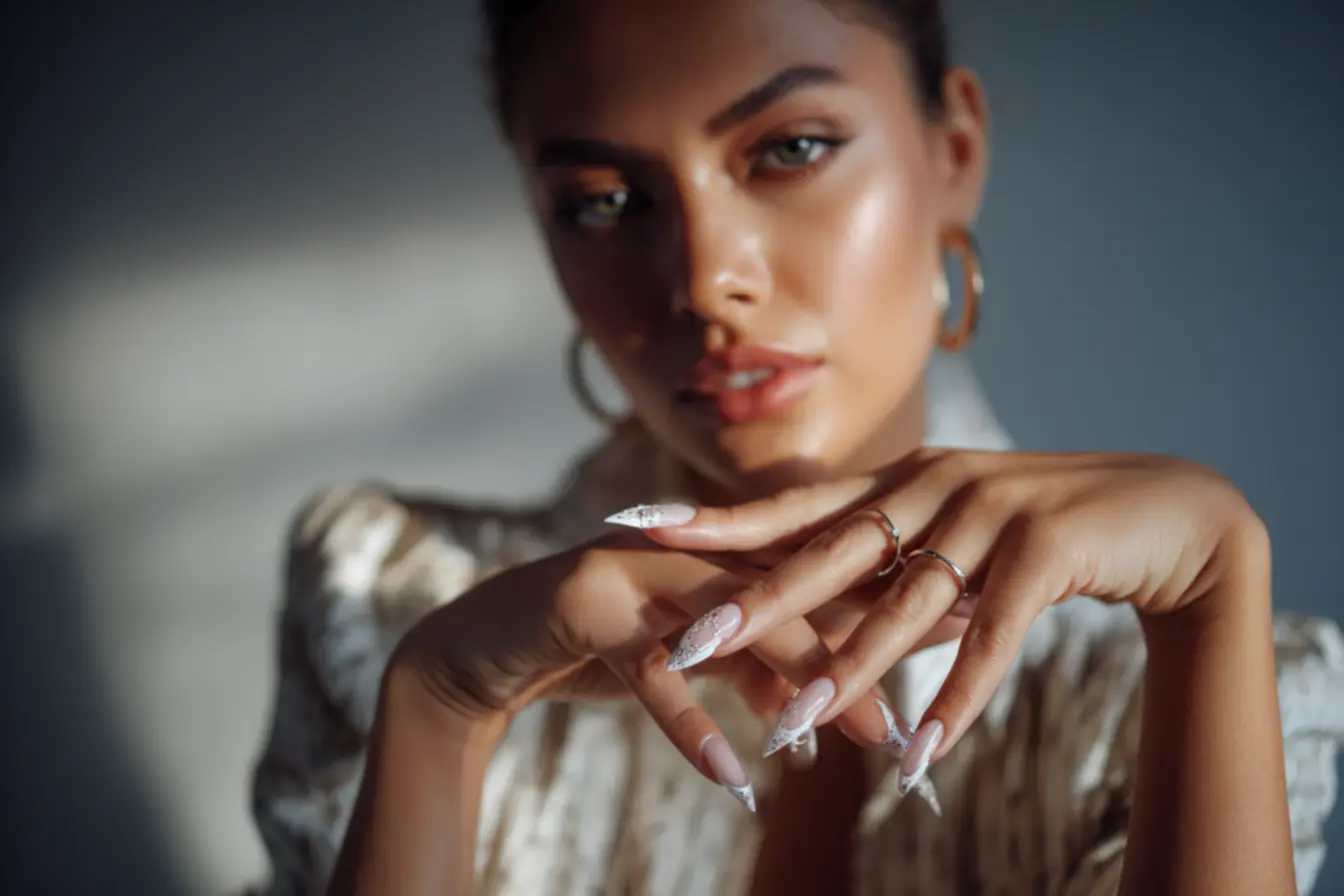 Passo a passo da escultura de unha stiletto com acabamento brilhante