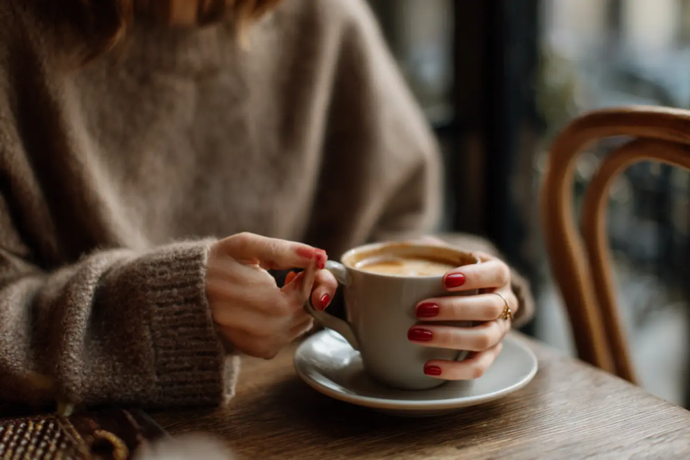 Passo a passo de esmaltação vermelha em unhas curtas bem cuidadas